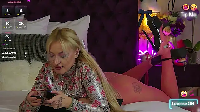 Snapshot of MazeSin chatting on February 9, 2025, 3:43 am MazeSin online show from February 9, 2025, 3:43 am