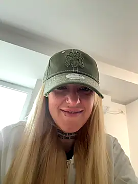 Snapshot of MazeSin chatting on September 17, 2025, 5:31 am MazeSin online show from September 17, 2025, 5:31 am