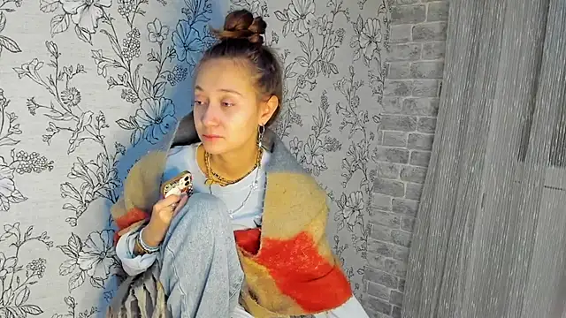 Snapshot of EllaSky_xoxo chatting on November 6, 2025, 12:33 am EllaSky xoxo online show from November 6, 2025, 12:33 am