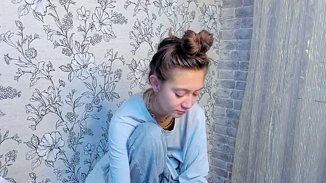 Snapshot of EllaSky_xoxo chatting on November 8, 2025, 4:34 am EllaSky xoxo online show from November 8, 2025, 4:34 am