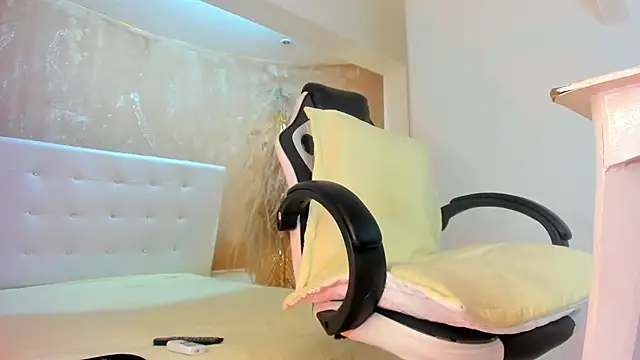 APRILL FOXX online show from January 25, 2025, 5:07 am