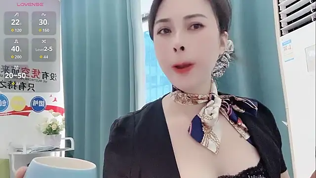 Snapshot of Qwi-V1 chatting on October 31, 2025, 6:14 am Qwi-V1 online show from October 31, 2025, 6:14 am