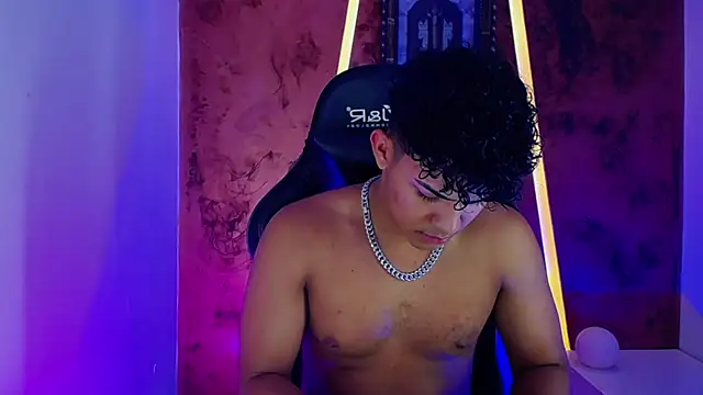 jamescurli  online show from February 3, 2025, 4:57 am