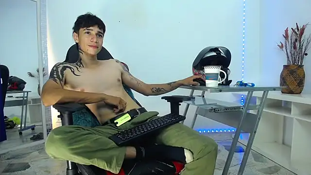 Snapshot of Zacktk7 chatting on December 18, 2024, 2:32 am Zacktk7 online show from December 18, 2024, 2:32 am