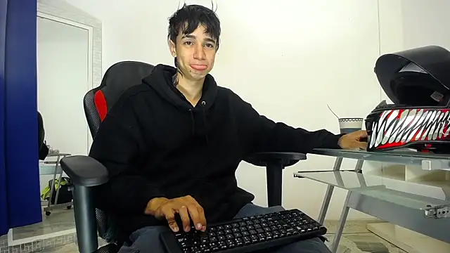 Snapshot of Zacktk7 chatting on December 19, 2024, 11:03 pm Zacktk7 online show from December 19, 2024, 11:03 pm