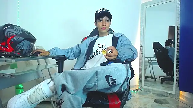 Snapshot of Zacktk7 chatting on December 25, 2024, 6:30 pm Zacktk7 online show from December 25, 2024, 6:30 pm