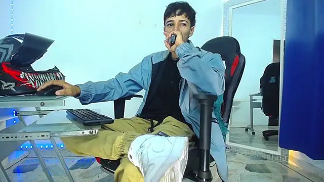 Snapshot of Zacktk7 chatting on December 30, 2024, 11:17 pm Zacktk7 online show from December 30, 2024, 11:17 pm