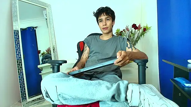 Snapshot of Zacktk7 chatting on February 12, 2025, 8:18 pm Zacktk7 online show from February 12, 2025, 8:18 pm