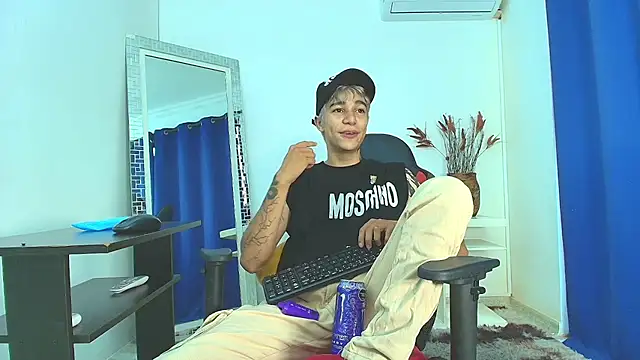 Snapshot of Zacktk7 chatting on February 21, 2025, 8:27 pm Zacktk7 online show from February 21, 2025, 8:27 pm