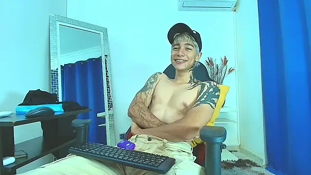 Snapshot of Zacktk7 chatting on February 21, 2025, 11:32 pm Zacktk7 online show from February 21, 2025, 11:32 pm