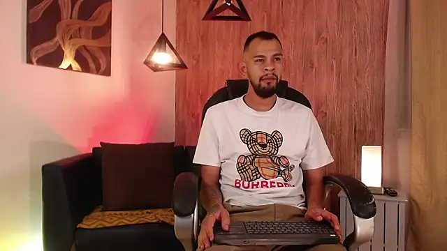 Snapshot of Bedobigcock chatting on January 16, 2025, 11:16 pm Bedobigcock online show from January 16, 2025, 11:16 pm