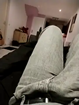 Snapshot of JulesG18 chatting on February 20, 2026, 5:02 pm JulesG18 online show from February 20, 2026, 5:02 pm