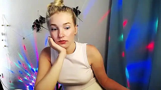 Snapshot of Queen_ofLove chatting on May 24, 2026, 11:04 am Queen ofLove online show from May 24, 2026, 11:04 am