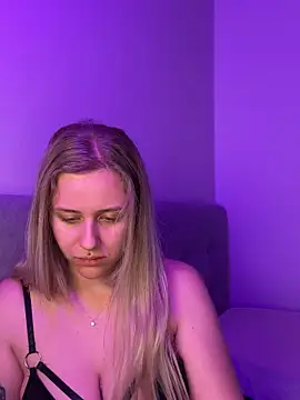 lunawolf21 online show from February 5, 2026, 7:35 am