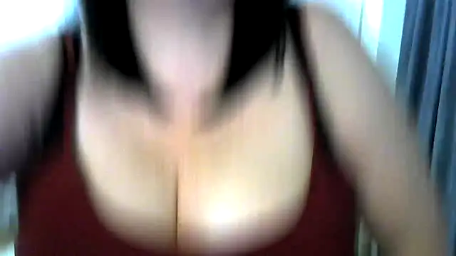 Snapshot of EmiliaLooo chatting on September 15, 2025, 4:23 am EmiliaLooo online show from September 15, 2025, 4:23 am