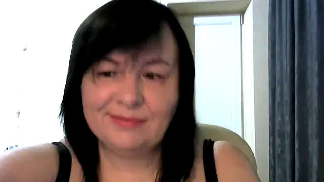 Snapshot of EmiliaLooo chatting on October 27, 2025, 4:05 am EmiliaLooo online show from October 27, 2025, 4:05 am