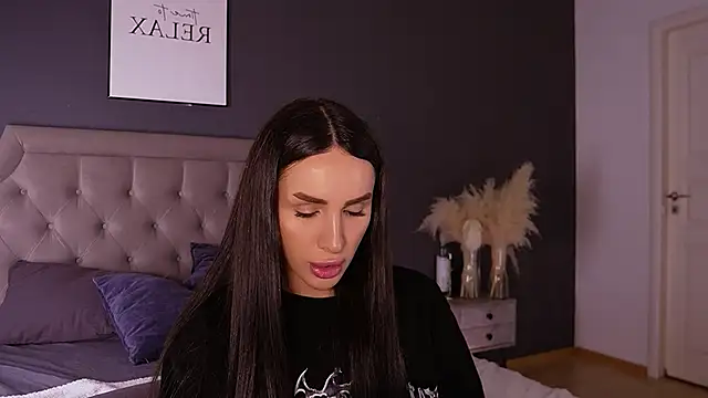 Snapshot of Kim_Oberlin_ chatting on December 4, 2025, 11:30 am Kim Oberlin online show from December 4, 2025, 11:30 am