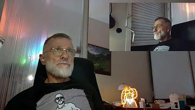 Snapshot of MusclesCigarsFFPig chatting on May 7, 2026, 9:20 pm MusclesCigarsFFPig online show from May 7, 2026, 9:20 pm
