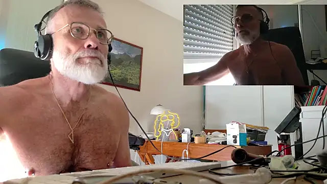 Snapshot of MusclesCigarsFFPig chatting on May 14, 2026, 6:53 am MusclesCigarsFFPig online show from May 14, 2026, 6:53 am