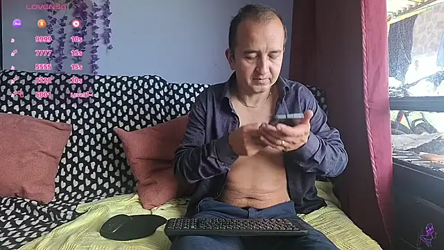 yazforeSolo online show from December 1, 2025, 2:22 pm