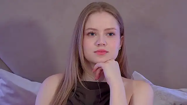 Snapshot of SelinSwarovski chatting on December 1, 2025, 4:23 pm SelinSwarovski online show from December 1, 2025, 4:23 pm