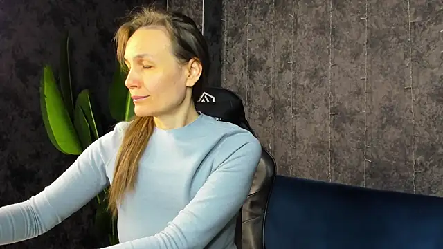 Snapshot of Lillian_White chatting on April 17, 2026, 12:57 am Lillian White online show from April 17, 2026, 12:57 am