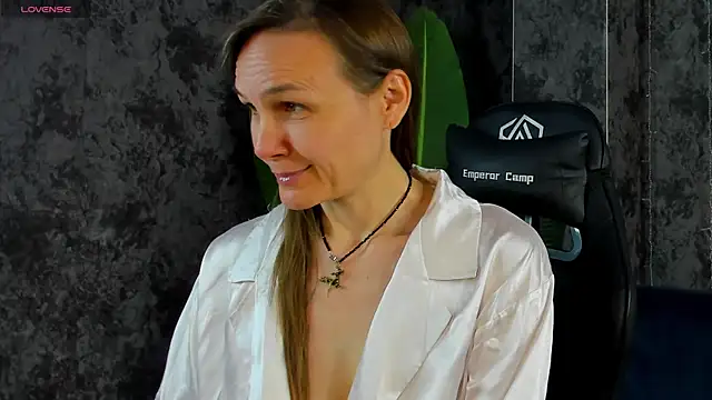 Snapshot of Lillian_White chatting on May 17, 2026, 1:03 am Lillian White online show from May 17, 2026, 1:03 am