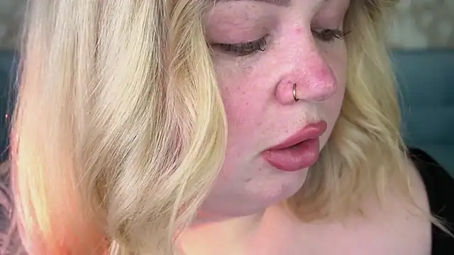 ZaraReignn online show from April 15, 2026, 7:54 pm