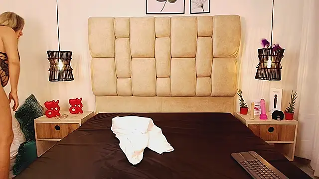 AdharaSmithh online show from February 26, 2025, 10:31 pm