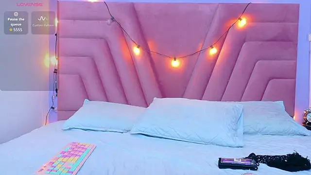 hornybarelylegalgirl online show from November 28, 2025, 12:52 pm