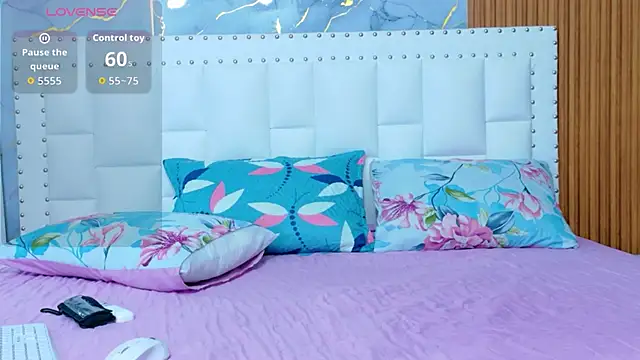 hornybarelylegalgirl online show from April 13, 2026, 12:32 pm