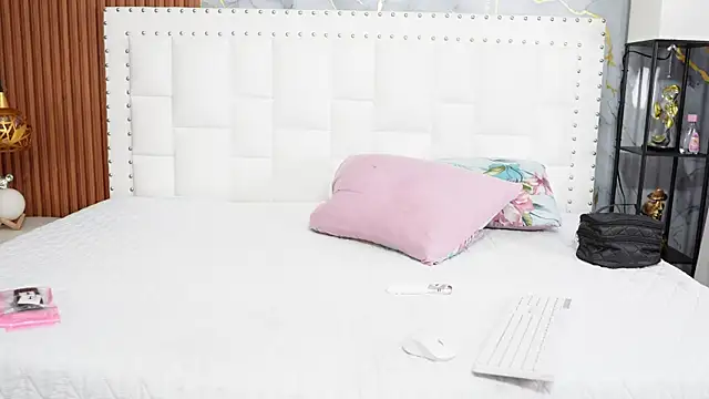 hornybarelylegalgirl online show from May 19, 2026, 1:44 am