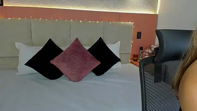 Snapshot of AniiRose chatting on December 17, 2025, 12:05 am AniiRose online show from December 17, 2025, 12:05 am