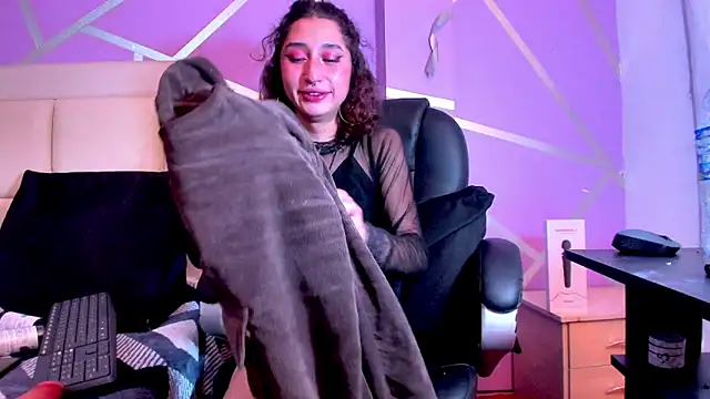 Queenjenn   online show from January 30, 2025, 12:29 am