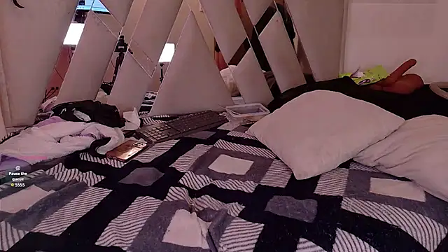 Queenjenn   online show from February 22, 2026, 9:46 pm