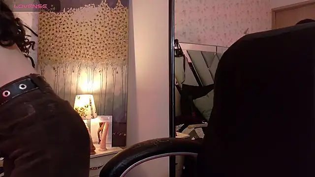 Queenjenn   online show from April 16, 2026, 7:47 pm