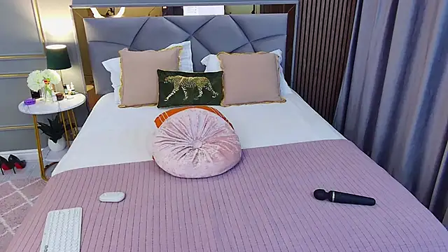 AvaCristal online show from April 17, 2026, 7:17 pm