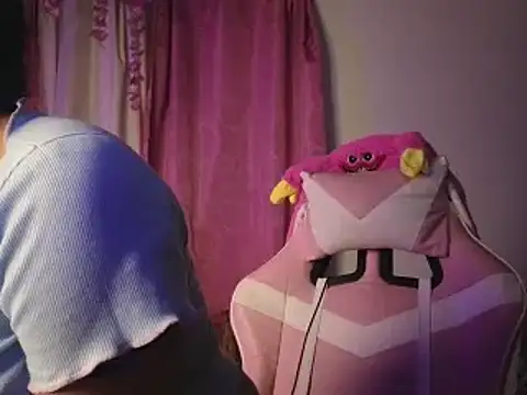 Snapshot of Sweet_xuee18 chatting on February 28, 2025, 2:20 am Sweet xuee18 online show from February 28, 2025, 2:20 am