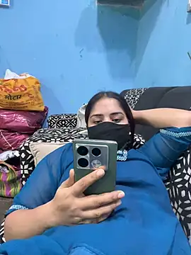 Black Glow online show from February 12, 2025, 6:19 am