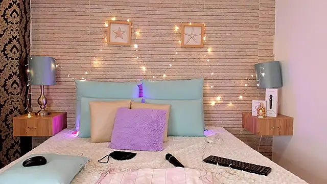 Catalinna Thompson online show from December 17, 2024, 12:00 pm