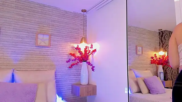 Catalinna Thompson online show from October 19, 2025, 11:44 am