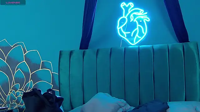 Snapshot of Lunamistyc chatting on December 22, 2025, 8:06 pm Lunamistyc online show from December 22, 2025, 8:06 pm