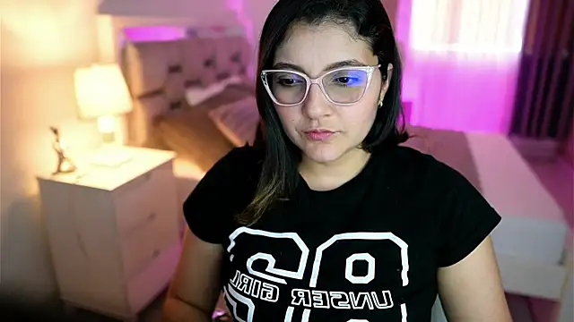 Camilaa bueno online show from March 8, 2025, 8:57 pm