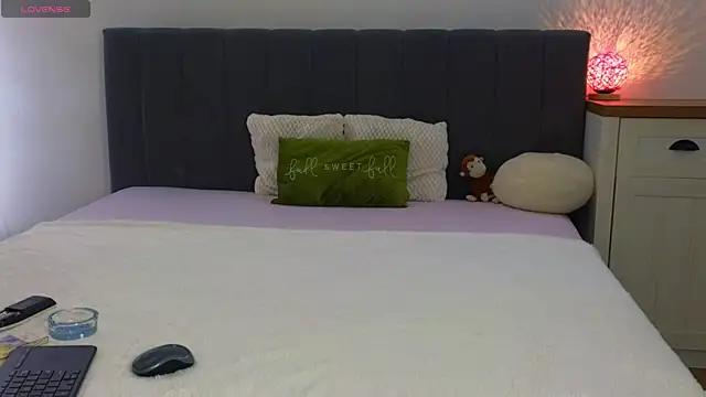 LauraMirage online show from November 13, 2025, 8:24 am