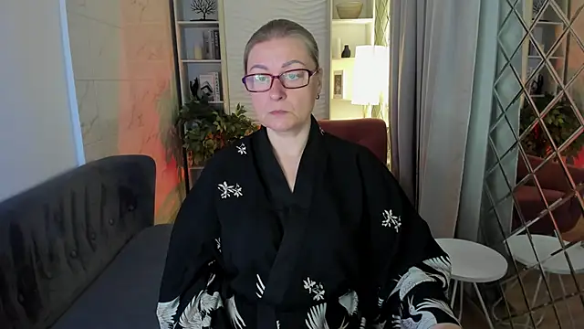 AlexandraKind online show from November 6, 2025, 1:45 pm