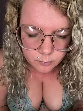 CurvyAnonymousGirl89 online show from February 16, 2025, 4:53 pm