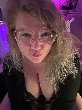 CurvyAnonymousGirl89 online show from March 4, 2026, 8:15 pm