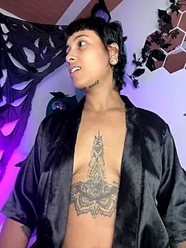 Snapshot of LollaByer chatting on October 31, 2025, 9:05 pm LollaByer online show from October 31, 2025, 9:05 pm