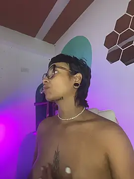 Snapshot of LollaByer chatting on November 6, 2025, 9:05 pm LollaByer online show from November 6, 2025, 9:05 pm