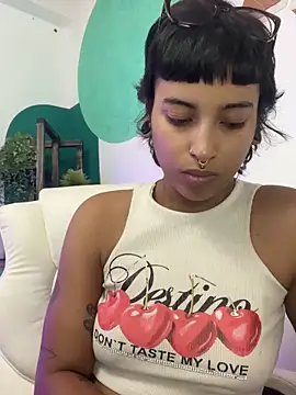 Snapshot of LollaByer chatting on November 19, 2025, 9:04 pm LollaByer online show from November 19, 2025, 9:04 pm